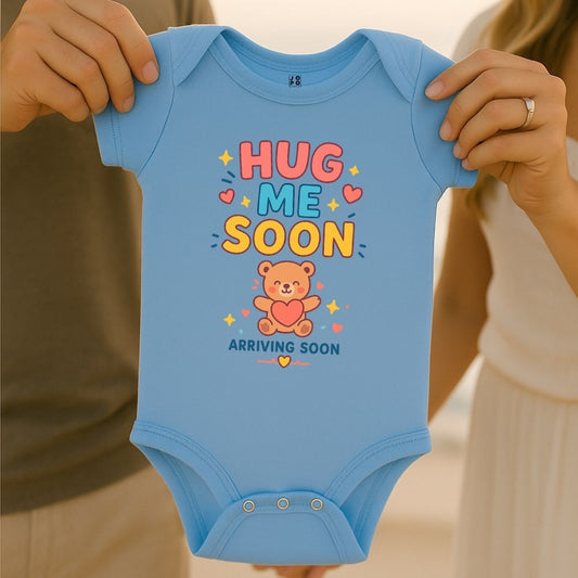 Pastelblue baby onesie with "Hug me soon" colorful text and bear graphic 